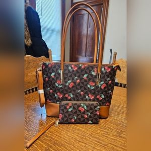 🍒🍒Classic Fashion Tote & Wristlet NWT🍒🍒 11Hx15Wx4D